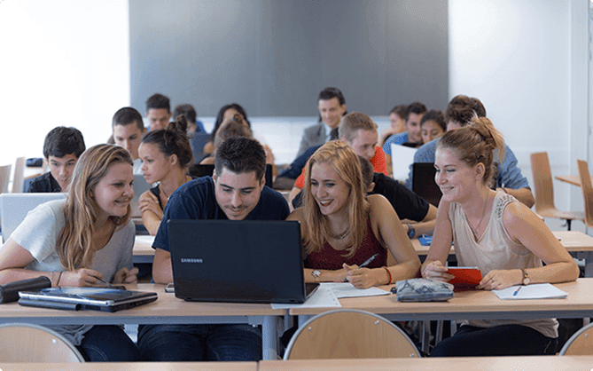 Image illustrant une communauté travaillant ensemble sur un même ordinateur.